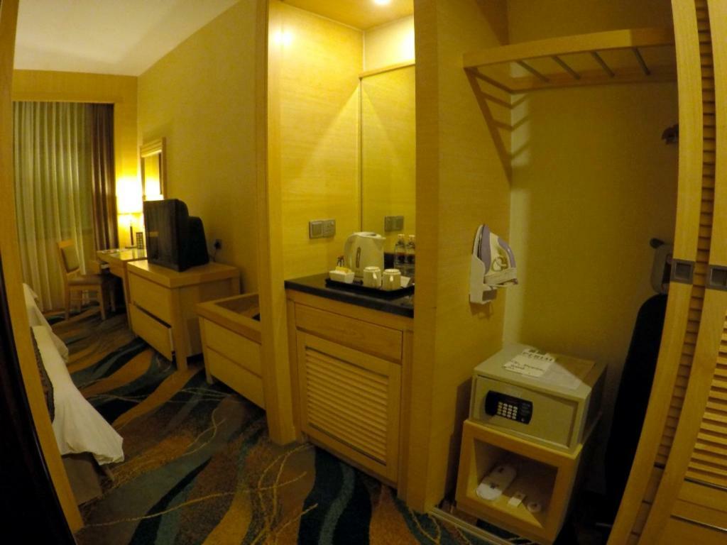 Imperial Palace Hotel Miri Buitenkant foto